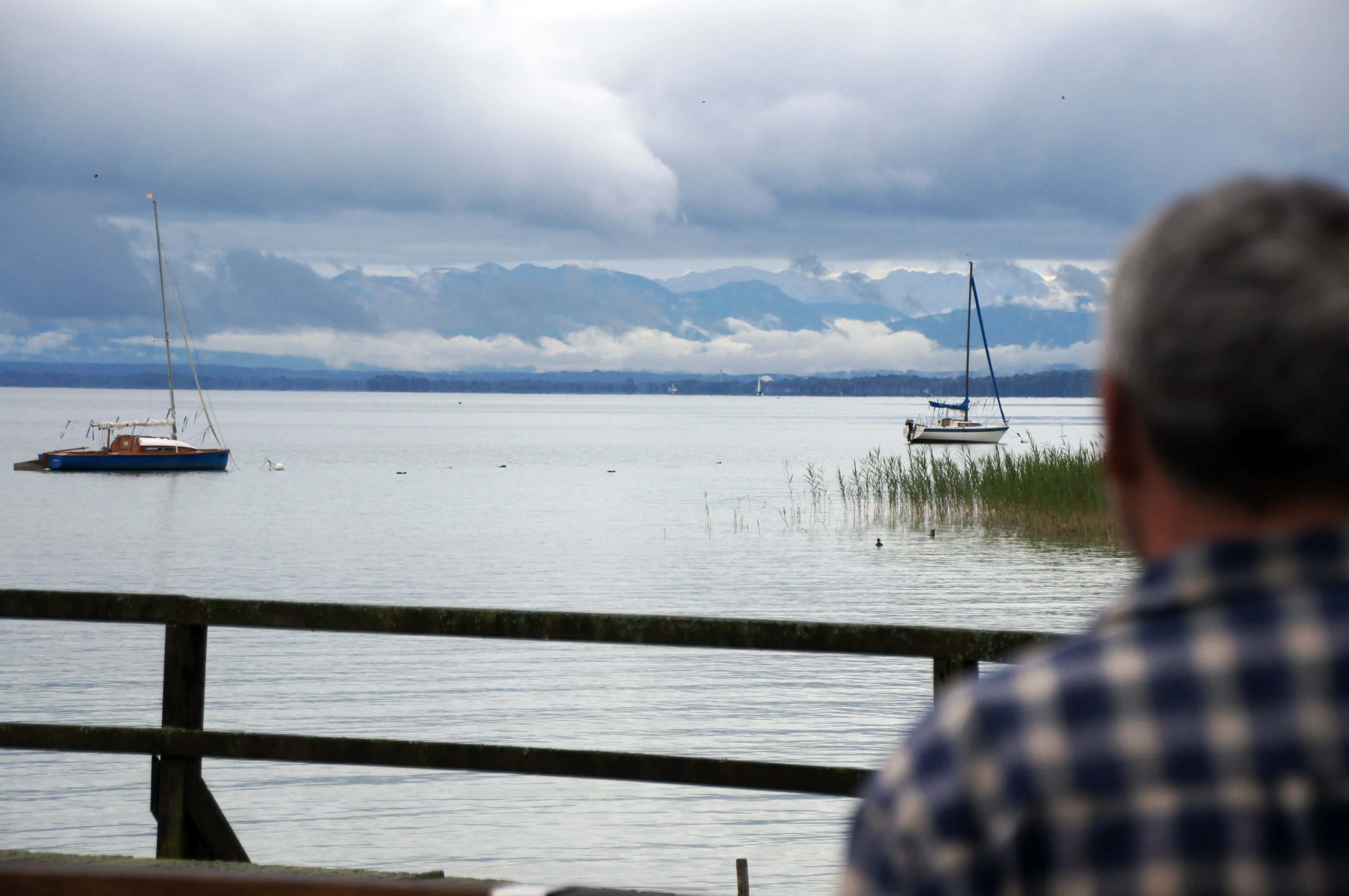 Die Alpen am Ende des Ammersees unter Wolken
