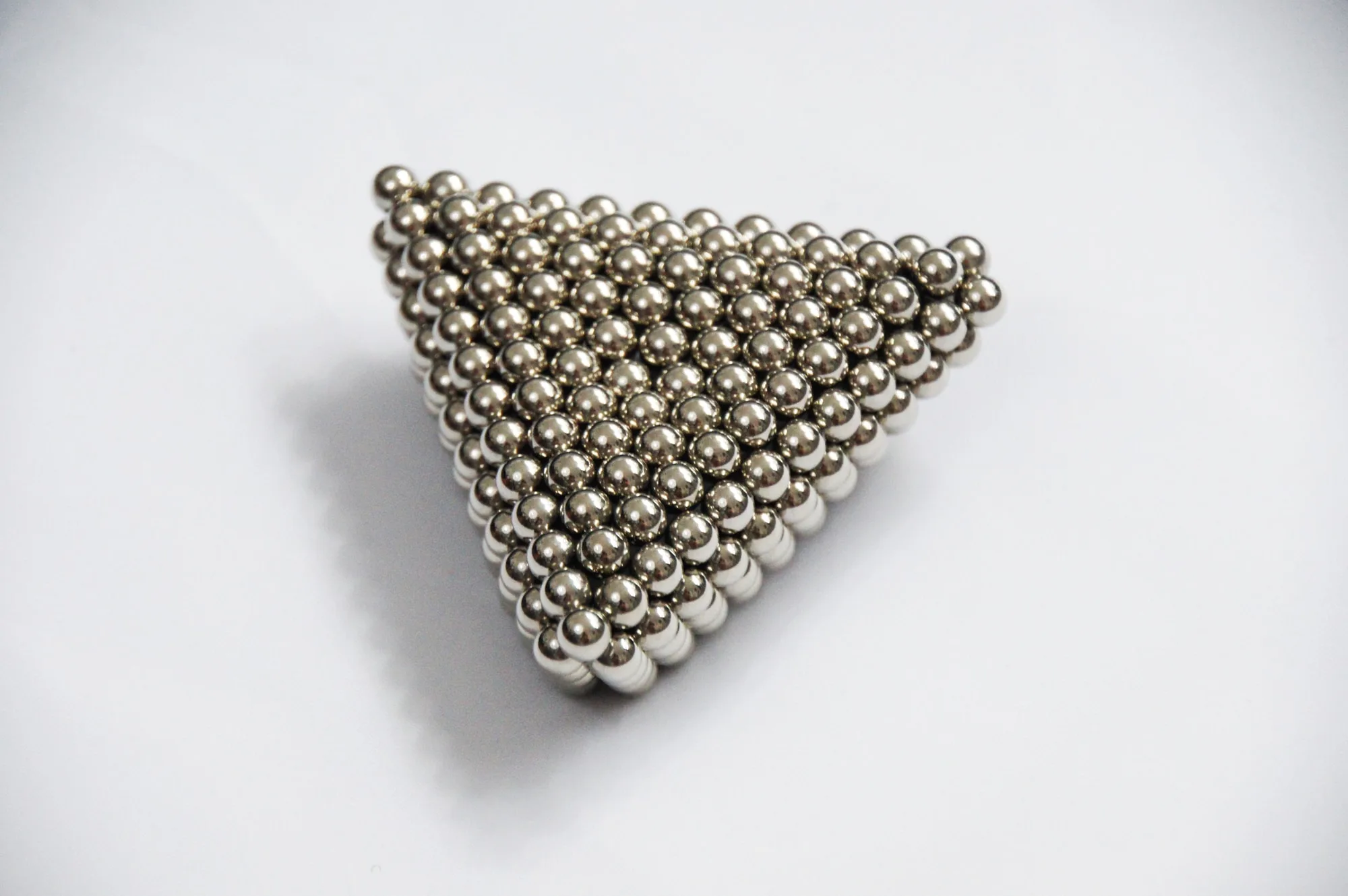 Dreispitz aus Magnetkugeln